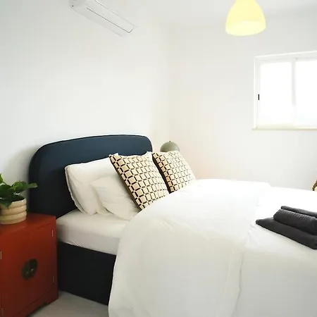Дом отдыха Casa Da Serra - Entire 3 Bedroom House With Pool And Fireplace Моншики